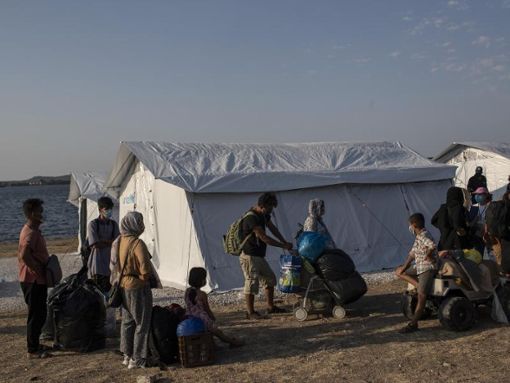 Lesbos: 300 Migranten ziehen in neues Zeltlager