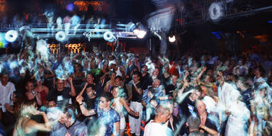 Trotz Corona feiern Hunderte in Wiener Clubs