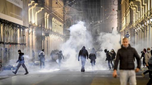 Corona: Gewalt-Proteste gegen Vorgaben in Europa