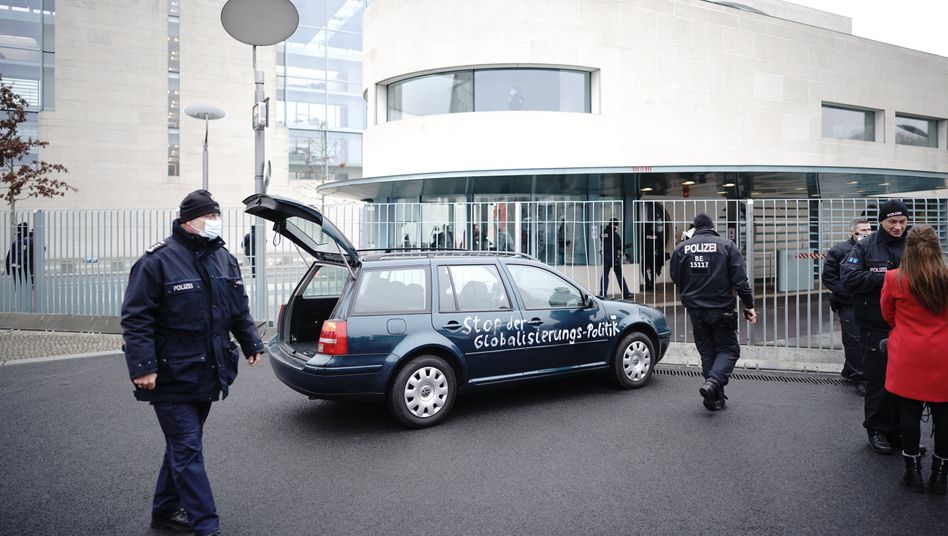 Deutschland: Auto fährt ans Tor des Bundeskanzleramts