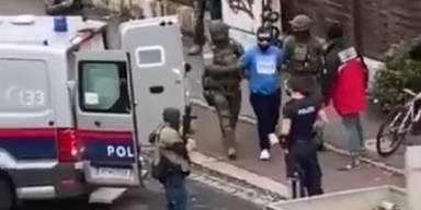 Terror-Razzia: Video zeigt Festnahme in Linz