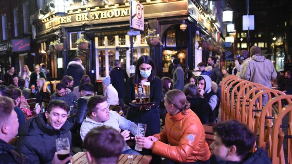 Lockdown gelockert: Die Briten dürfen wieder in Pubs