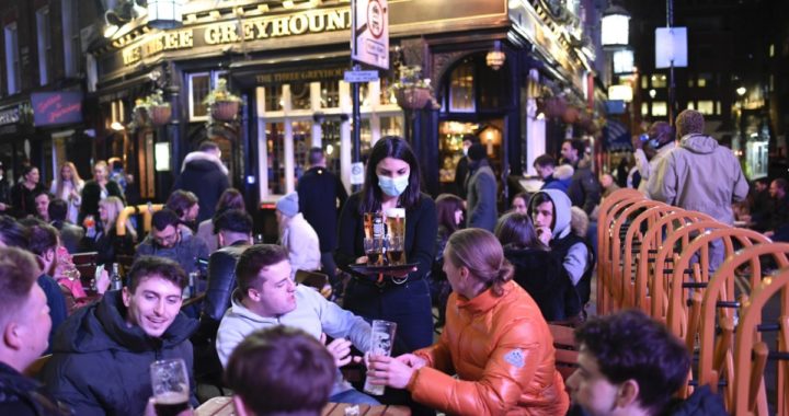 Lockdown gelockert: Die Briten dürfen wieder in Pubs