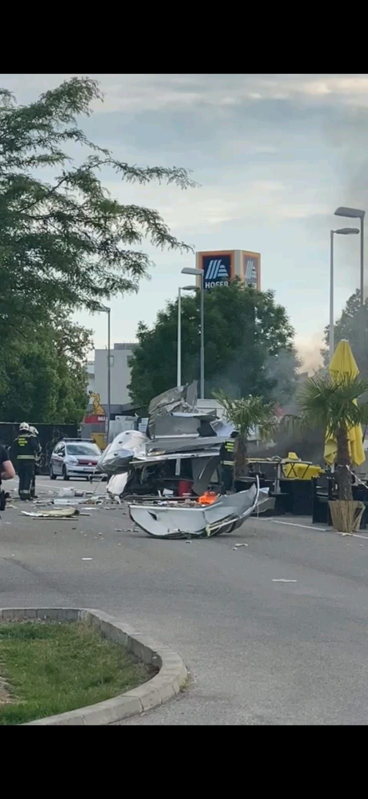 Foodtruck auf einem Parkplatz in Wien explodiert