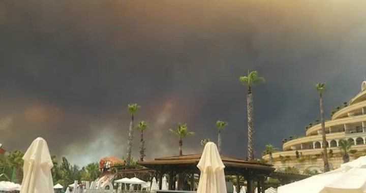 Wohnviertel evakuiert: Waldbrand greift auf Antalya über