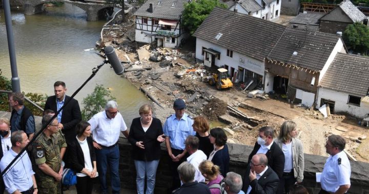 Angela Merkel besucht Hochwasser-Gebiet Ahrtal