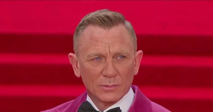 Daniel Craig im roten Sakko bei der Premiere
