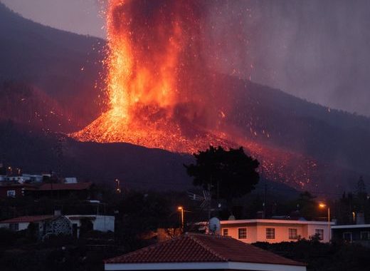 Explosionen und Lavaströme bei Vulkanausbruch auf La Palma