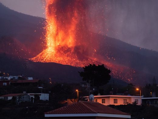 Explosionen und Lavaströme bei Vulkanausbruch auf La Palma