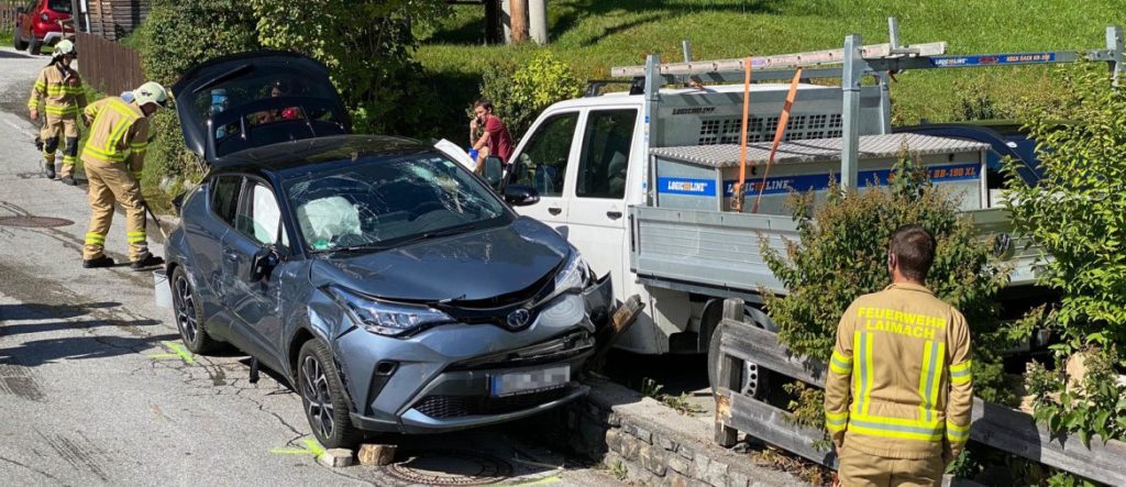 PKW fuhr in Almabtriebsgruppe: mehrere Verletzte in Tirol