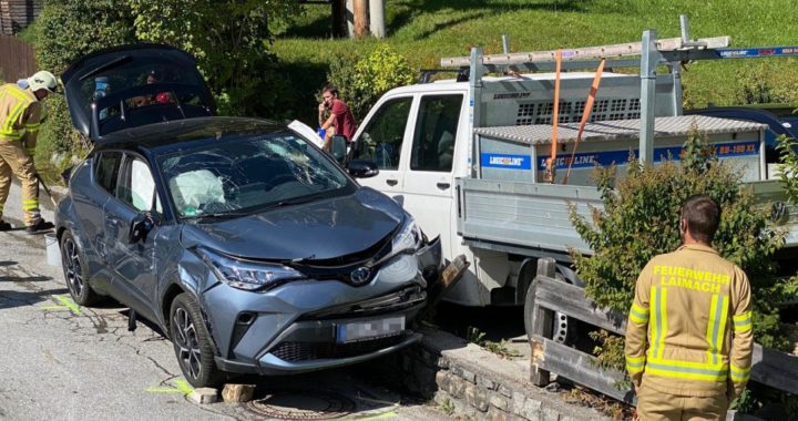PKW fuhr in Almabtriebsgruppe: mehrere Verletzte in Tirol
