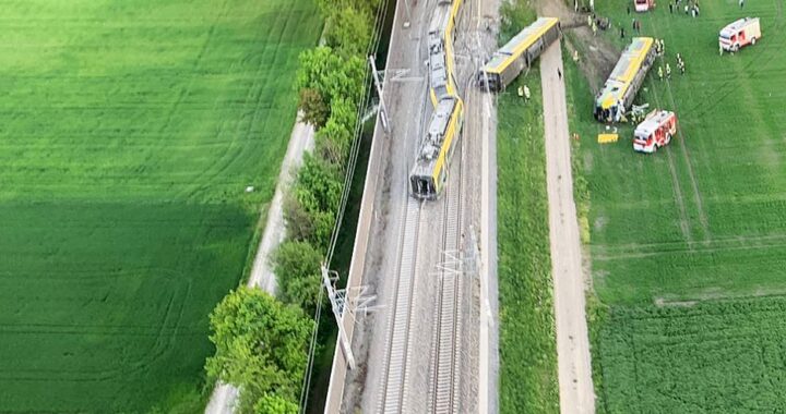 NÖ: Zug entgleist - mindestens ein Toter
