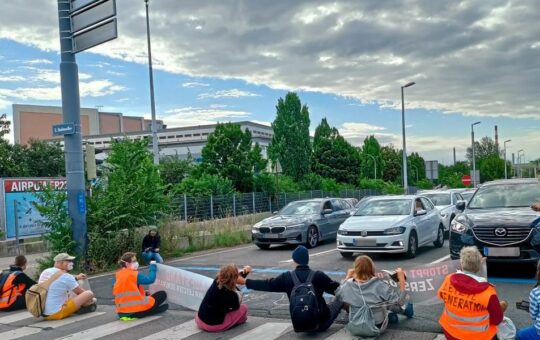 Klima-Aktivisten blockieren Autobahnabfahrt in Wien