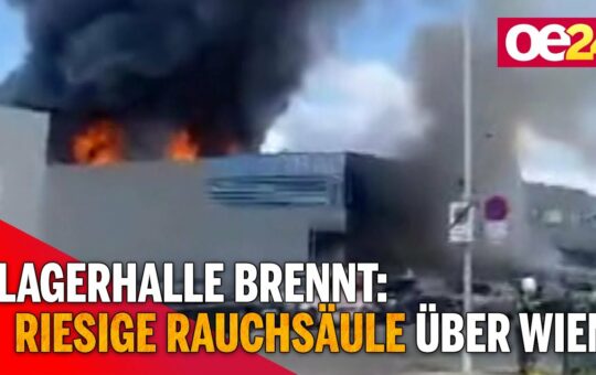 LAGERHALLE BRENNT: Feuerwehr zu Brand in Wien