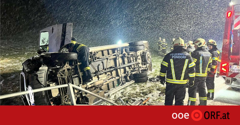 Bus in Oberösterreich umgekippt: Fahrerin und Schüler leicht verletzt