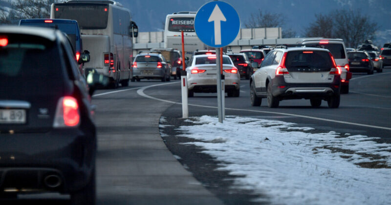 Crash mit fünf Fahrzeugen auf der A1: Kilometerlanger Stau bei Salzburg