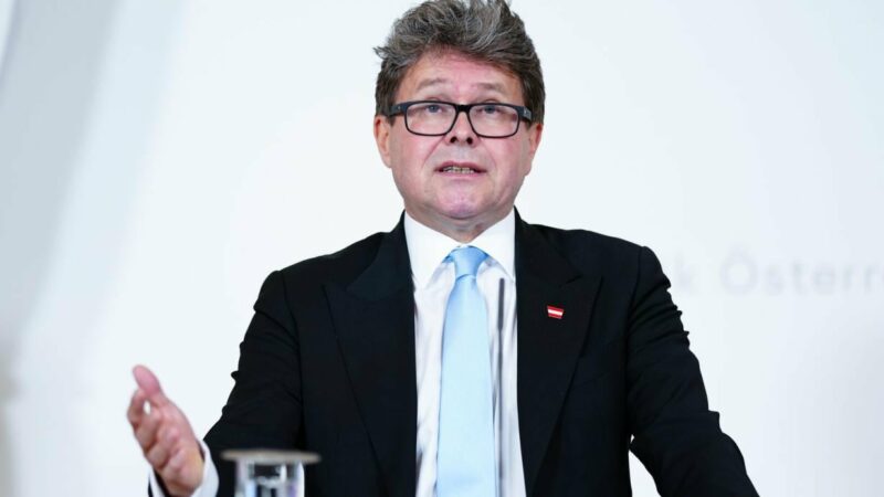 Polaschek rudert zurück: Hilfspersonal für Schulen kommt doch