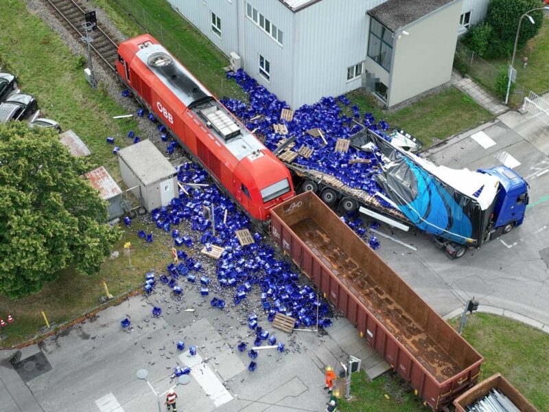 Schwerer Unfall in NÖ: Zug krachte auf Bahnübergang in Lastwagen