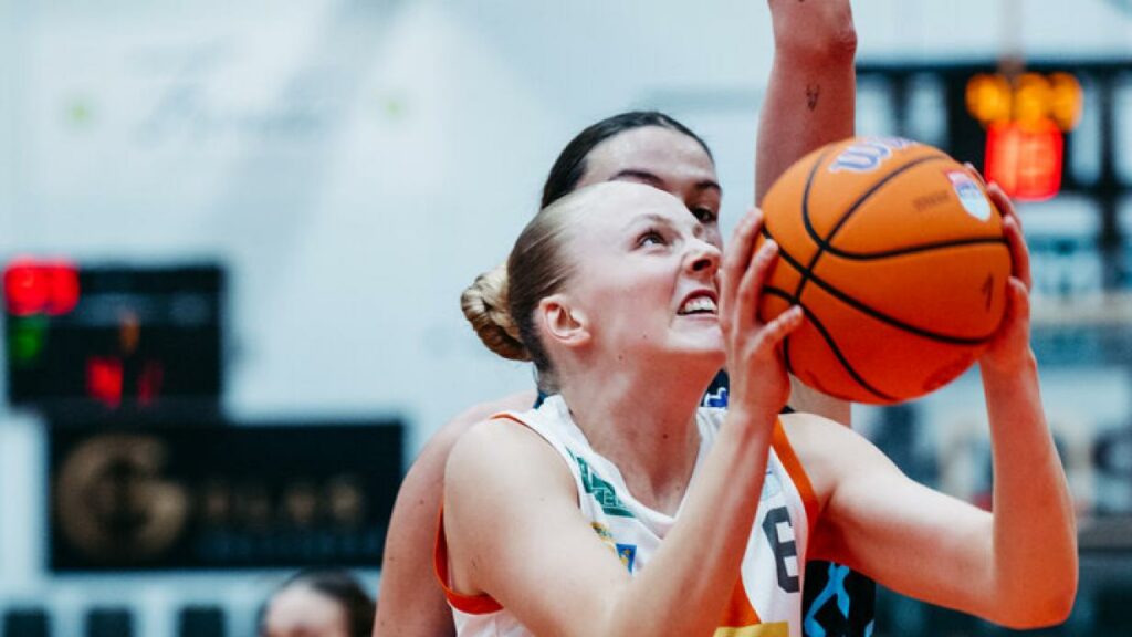Vor den Basketball-Cup-Finals: Sina Höllerl vor dem Absprung in die USA