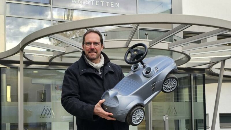 Wahlkampf auf Spielzeugebene: ÖVP kontert FPÖ-Dienstautovorwurf mit Humor