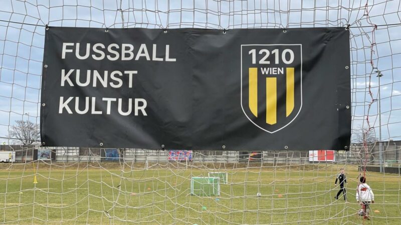 1210 Wien oder: Wo die Kunst in Wien den Fußball küsst