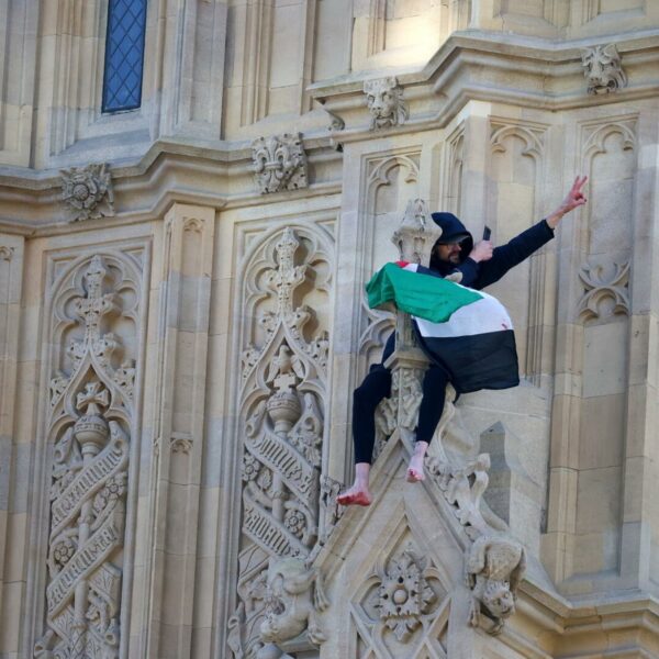 Barfüßiger Mann klettert mit Palästinaflagge auf Big Ben