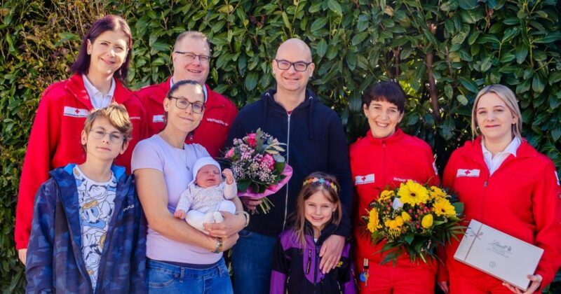 Blitzgeburt in Seewalchen: Lara kommt vor Rot-Kreuz-Dienststelle zur Welt