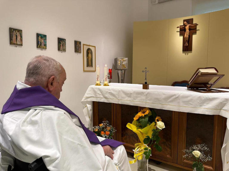 Erstmals seit Einlieferung: Vatikan veröffentlicht Foto von Papst Franziskus