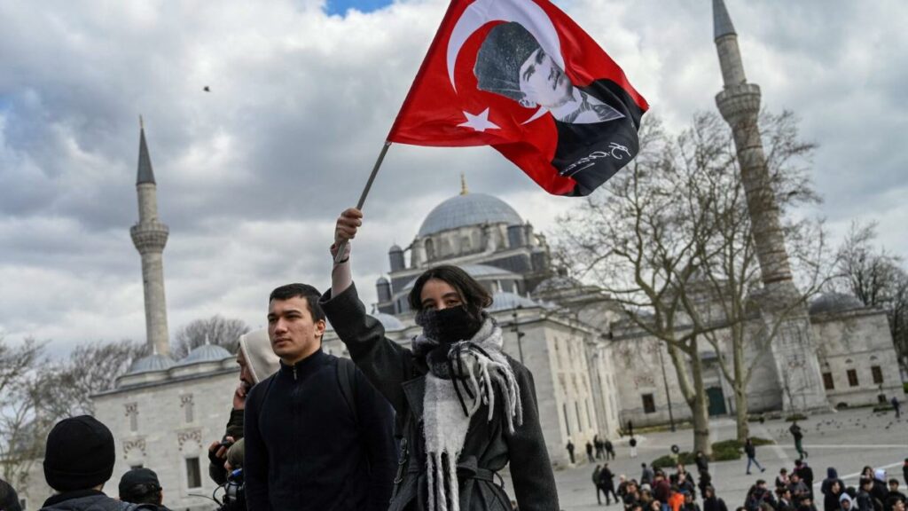 Experte zur Krise in der Türkei: “Das ist ein Angriff auf die Demokratie” Experte zur Krise in der Türkei: “Das ist ein Angriff auf die Demokratie”