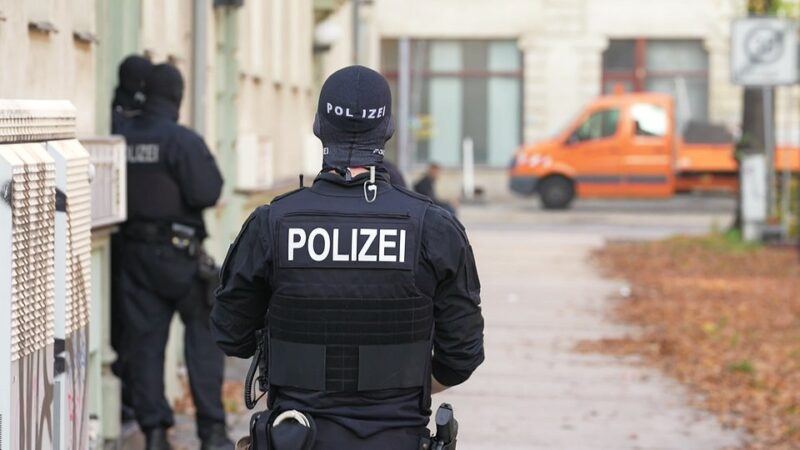 Falscher Polizist lockte zwei Senioren mehr als 100.000 Euro heraus