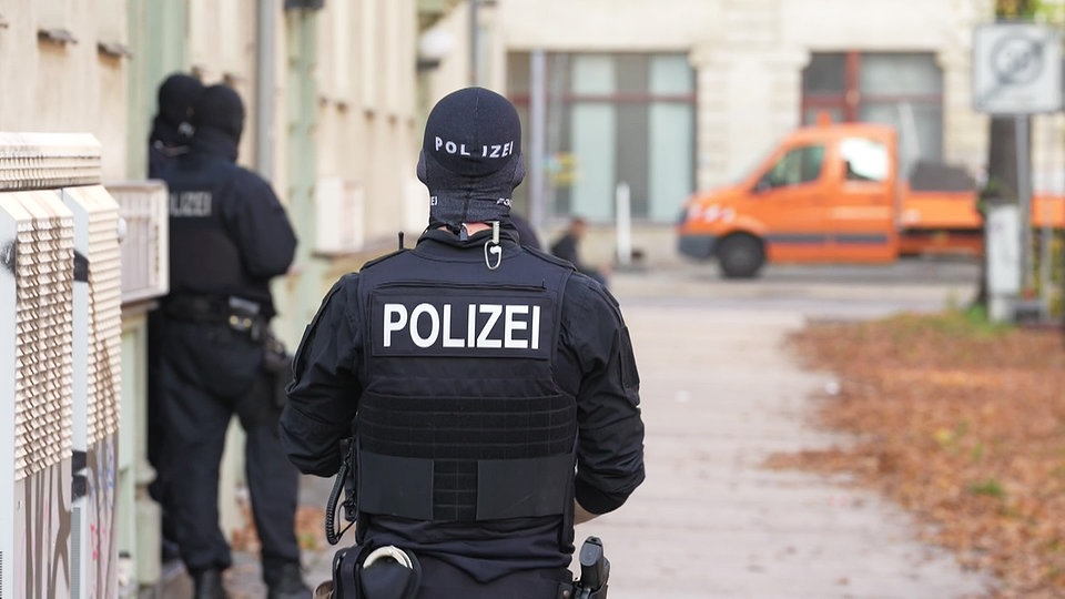 Falscher Polizist lockte zwei Senioren mehr als 100.000 Euro heraus
