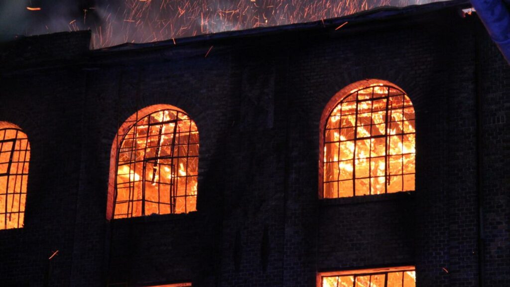 Feuerwehr-Großeinsatz in NÖ: Alte Blech- und Bleiwarenfabrik in Flammen