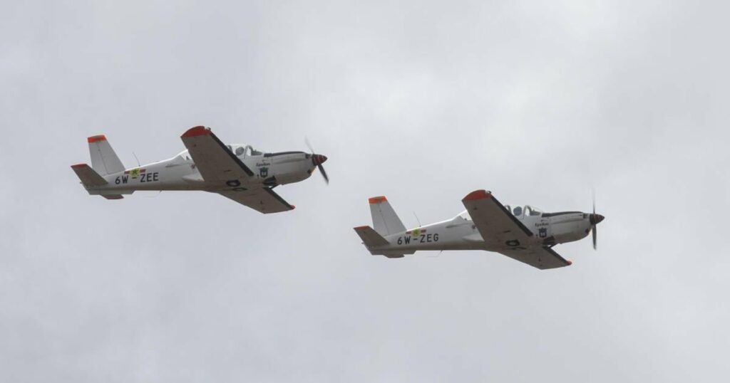 Flugzeug stürzte in Wohngebiet, Haus brach in Flammen aus