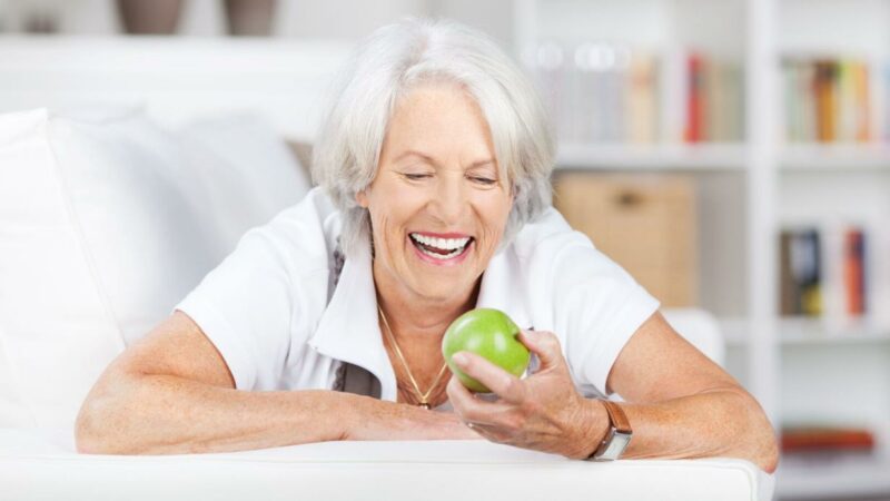 Gesund mit 70: Was fitte Senioren essen – und was nicht