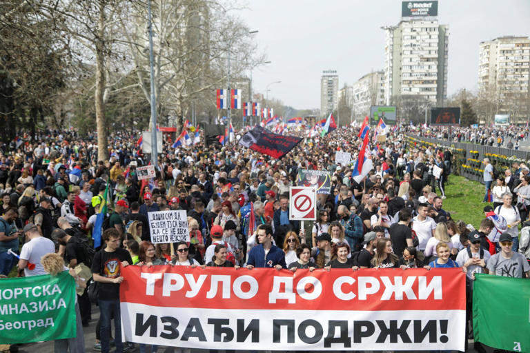Historische Demo in Belgrad: Menschenmassen bei Protest gegen Vucic