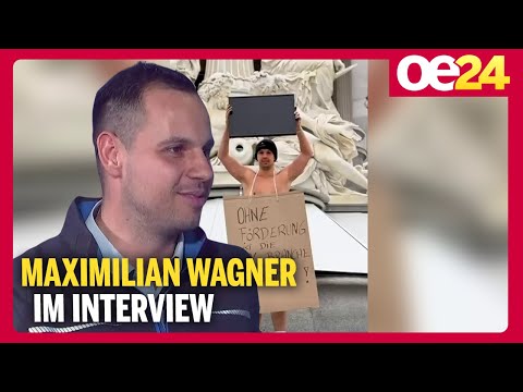 Nackter Unternehmer demonstriert für Erhalt von PV-Förderung | Maximilian Wagner