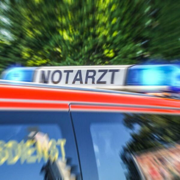 OÖ: Ehefrau und Vater fanden von Traktor erdrückten Landwirt auf Wiese