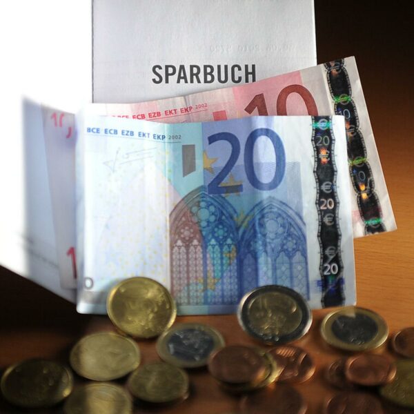 Österreicher sitzen auf  322 Milliarden Euro