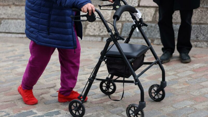 Prozess: 86-Jähriger mit Rollator in Wien von Trio verfolgt und beraubt
