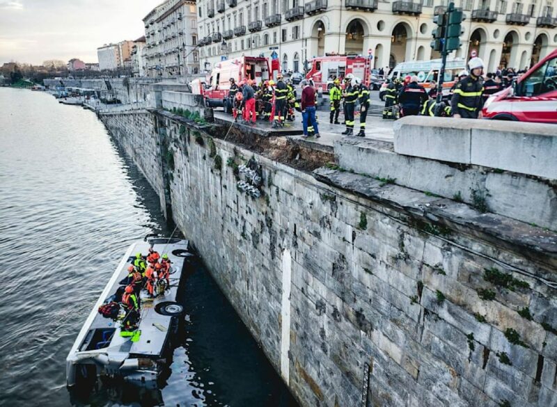 Reisebus stürzte in Fluss: Fahrer kam ums Leben