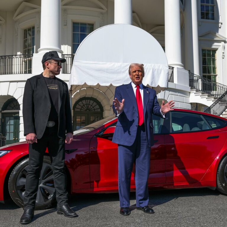 Trump wirbt mit Verkaufsshow für Musk: “Ich liebe Tesla”