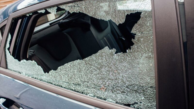 Vandalenakt in der Donaustadt: Unbekannter schlug 84 Autoscheiben ein