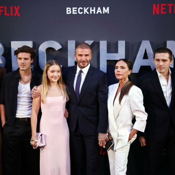 Victoria Beckham zeigt bisher unveröffentlichte Fotos von Sohn Brooklyn