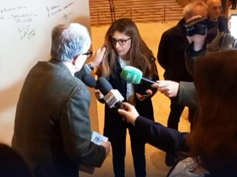 Während TV-Interviews: Prodi zupfte Journalistin an den Haaren