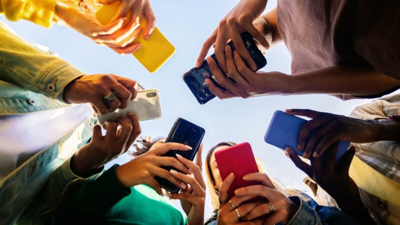 Warum die Mobilfunktarife jetzt stark steigen und wie Kunden sparen können