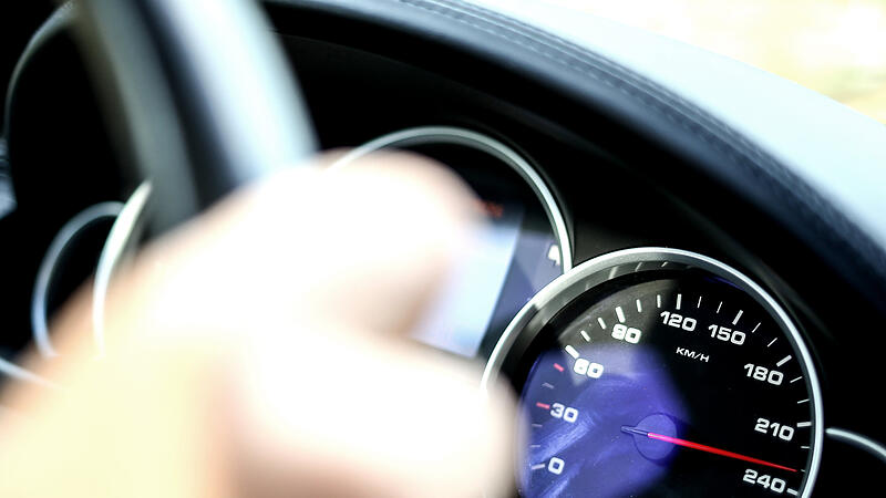 Wiener raste mit 212 km/h über A2 bei Baden: Auto beschlagnahmt