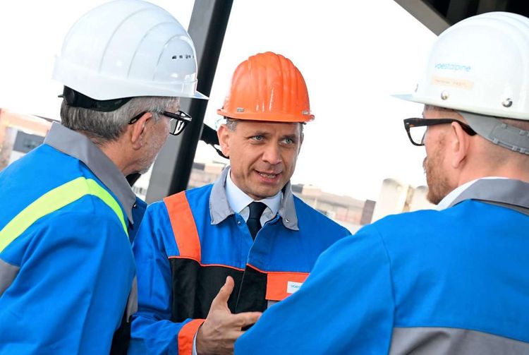 Wirtschaftsminister Hattmannsdorfer will “Stopptaste für industrielle Abwanderung”