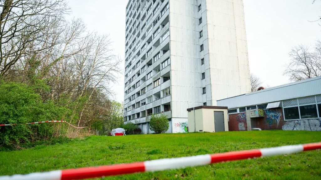 15-Jähriger von Hochhaus gestoßen: Fünf Festnahmen