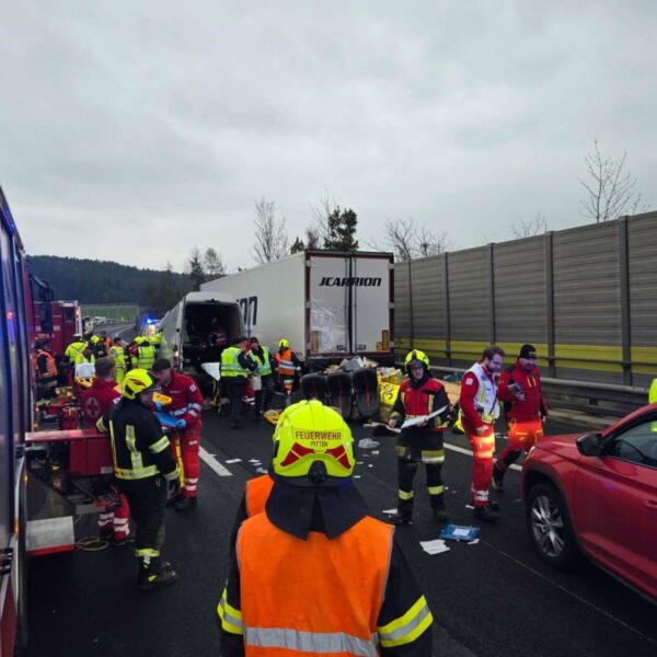 4 Tote auf A2 in NÖ: Fahrtenschreiber von Lkw wird ausgewertet
