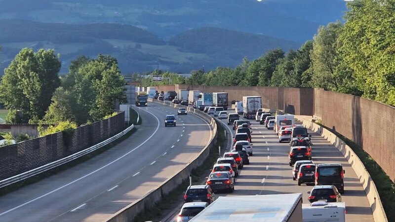 Alkolenkerin nach Panne zu Fuß auf Tauernautobahn unterwegs
